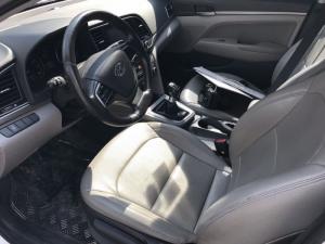 Bán Hyundai Elantra GLS 1.6MT màu trắng số sàn sản xuất 2016 mới 80%