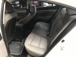 Bán Hyundai Elantra GLS 1.6MT màu trắng số sàn sản xuất 2017 biển Sài Gòn đi 41.000km