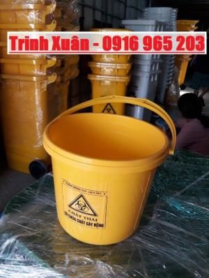 Xô y tế 5 lít treo trên xe đẩy tiêm, xô 5 lít nắp xoay gạt xanh vàng trắng