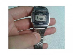 Đồng hồ nam, hiệu CASIO điện tử.