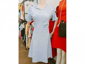 Đầm caro cổ xéo