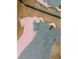 Đầm caro cổ xéo