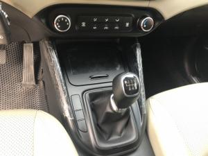 Bán Kia Rondo 2.0MT màu trắng camay số sàn sản xuất 2018 biển tỉnh đi đúng 34000km