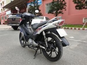 Bán Suzuki Axelo 125 Trắng xanh GP 2013 côn tay bánh mâm 2 thắng đĩa mới đẹp nguyên zin 100%.