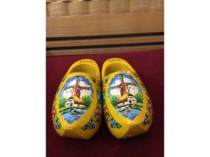 Đôi hài gỗ tự nhiên làm, vẽ thủ công qua bàn tay nghệ nhân Hà lan, dài 15cm, giá 380k, phù hợp cho người sưu tầm đồ quốc tế, yêu mến đất nước Hà Lan