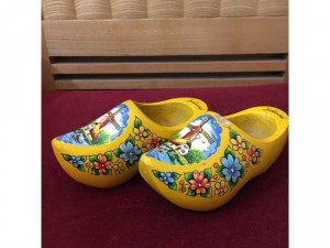 Đôi hài gỗ tự nhiên làm, vẽ thủ công qua bàn tay nghệ nhân Hà lan, dài 15cm, giá 380k, phù hợp cho người sưu tầm đồ quốc tế, yêu mến đất nước Hà Lan