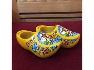 Đôi hài gỗ tự nhiên làm, vẽ thủ công qua bàn tay nghệ nhân Hà lan, dài 15cm, giá 380k, phù hợp cho người sưu tầm đồ quốc tế, yêu mến đất nước Hà Lan
