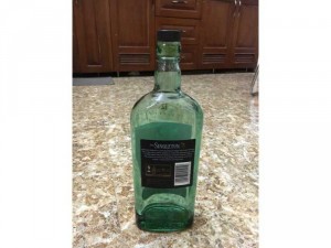 Vỏ chai thuỷ tinh cao cấp Scotland màu xanh biếc, kiểu dẹt lạ mắt, hiệu Singleton, chai 700ml giá 120k/ch