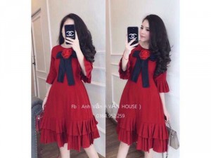 Đầm đỏ xếp ly tầng