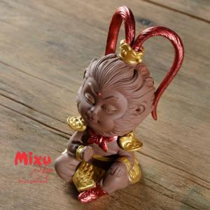 Tượng Chibi Mỹ Hầu Vương Nón Giáp - Kèm Gậy Như Ý