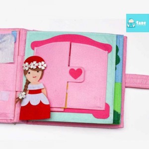 Với cuốn sách vải đáng yêu này, mẹ có thể giúp bé tìm hiểu về việc nhà cũng như những thói quen tốt muốn hình thành cho bé.