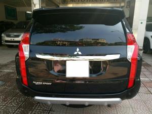 Mitsubishi Pajero Sport 3.0G màu đen 2 cầu máy Xăng sản xuất 2017
