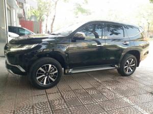 Mitsubishi Pajero Sport 3.0G màu đen 2 cầu máy Xăng sản xuất 2017