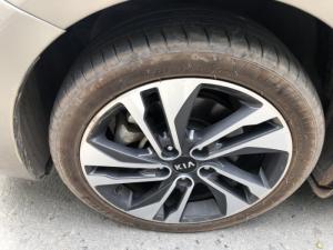 Bán Kia Rondo GAT 2.0AT máy xăng màu vàng cát số tự động sản xuất 2017 mẫu mới