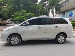 Cần bán xe Toyota Innova 2011 số sàn màu bạc.