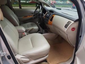 Cần bán xe Toyota Innova 2011 số sàn màu bạc.
