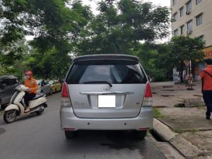 Cần bán xe Toyota Innova 2011 số sàn màu bạc.