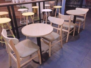 Bàn ghế gỗ bọc nệm chuyên dùng quán cafe