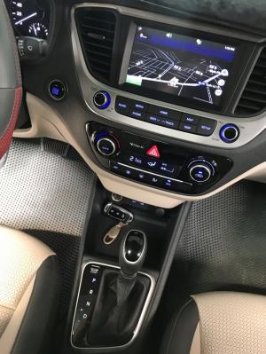 Bán Hyundai Accent 1.4AT bản đủ màu bạc số tự động sản xuất 2018 chạy lướt 8700km