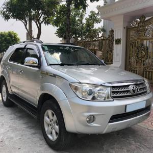Cần tiền tiêu tết bán Fortuner 2011, số tự động, máy xăng, màu bạc,