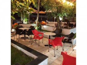 Ghế nhựa cafe chân inox lớn