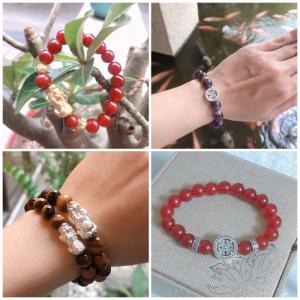 Vòng tay đá phong thuỷ phối Tỳ Hưu bạc hoặc bánh xe pháp luân.
Vòng trơn không phối charm giá từ 200k đến 250k.
Có phối charm Tỳ Hưu hoặc bánh xe pháp luân bằng bạc ta: giá 300k đến 400k