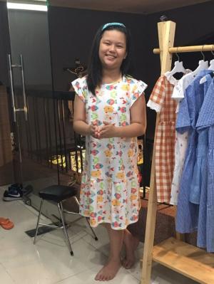 Đầm suông trắng hình đàn cá nhiều màu bơi cho bé gái HIKARI-9