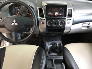Bán Mitsubishi Pajero Sport 2.5MT màu trắng số sàn máy dầu sản xuất 2016 biển Sài Gòn