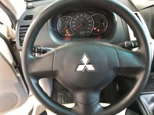 Bán Mitsubishi Pajero Sport 2.5MT màu trắng số sàn máy dầu sản xuất 2016 biển Sài Gòn