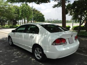Bán gấp đổi xe Honda Civic 2.0 Trắng thể thao 2010 zin từng con ốc nhỏ.