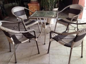 bàn ghế cafe mây nhựa giá rẻ tại xưởng sản xuất HGH 527