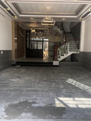 Chính chủ bán nhà 3 lầu, DT 5.35 x16m, 4 P.Ngủ, phòng thờ, sân thượng