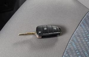 xe tải JAC 1,25 tấn trắng mỡ bững hông