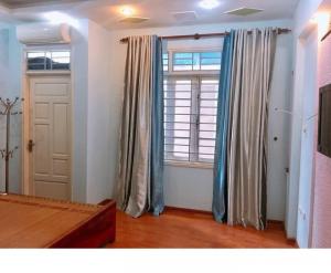 Bán Nhà Phố Cầu Giấy. Kinh Doanh Cực Tốt. 2 Mặt Thoáng Oto ĐỖ. 38m2*4T.