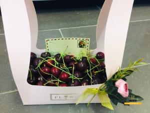 Hộp quà Cherry bằng giấy có quai xách độc lạ