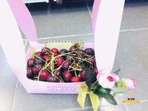 Đặt Hộp quà Cherry bằng giấy có quai xách