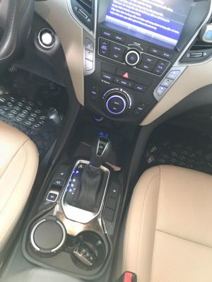 Bán Hyundai SantaFe 4WD máy xăng số tự động bản full 2 cầu sản xuất 2017 biển Sài Gòn màu trắng