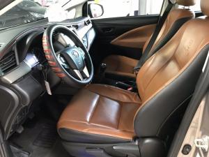Bán Toyota INNOVA 2.0E màu nâu titan số sàn sản xuất 2018 biển tỉnh đi đúng 28000km