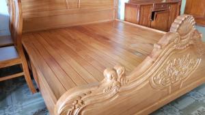 Giường ngủ hoa văn chạm khắc tinh tế