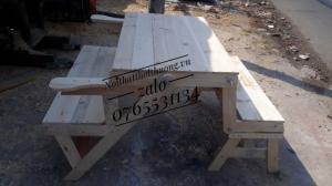 Bàn ghế sân vườn thông minh.