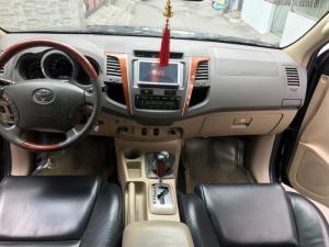 Bán gấp Fortuner 2011 màu đen tự động xe rất ít đi.