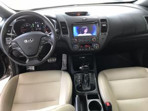 Bán Kia Cerato 2.0AT màu vàng cát số tự động sản xuất 2017 biển Sài Gòn đi 10.000km