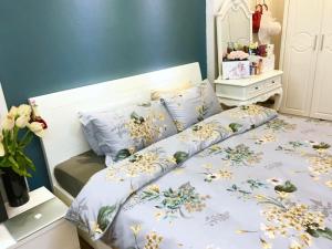 Giường ngủ, tủ áo, bàn trang điểm, táp