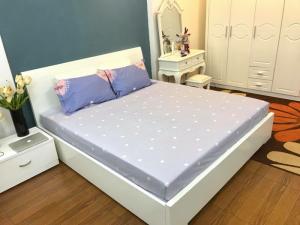 Giường ngủ, tủ áo, bàn trang điểm, táp