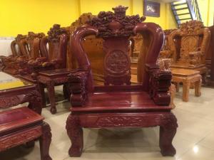 Bộ bàn ghế màu tím độc lạ tại Tiền Giang