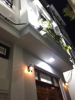 Bán nhà xây mới phố Lê Thanh Nghị,HBT,gần nhiều trường Đại Học lớn DT 35m2x4,5T
