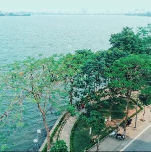 Bán ĐẤT MẶT PHỐ mặt tiền 12.9m, 139m2 Trấn Vũ ngã tư Thanh Niên, hồ Trúc Bạch, Ba Đình
