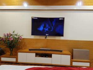 Bán nhà riêng 5 tầng cực đẹp Cầu Giấy 40m2, đường rộng, tặng nội thất