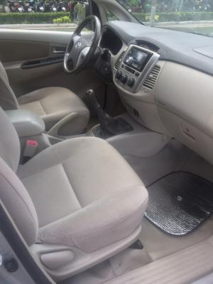Bán xe Innova 2.0E đời 2015 màu bạc, biển SG