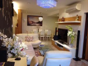 Cần bán gấp căn hộ Hùng Vương Plaza Q.5, DT 132m2, 3pn, 3wc, sổ hồng chính chủ.